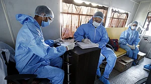 कर्नाटक के एक मेडिकल कॉलेज में कोरोना 'विस्फोट', 50 मेडिकल छात्र निकले पॉजिटिव, अलर्ट पर स्वास्थ्य विभाग