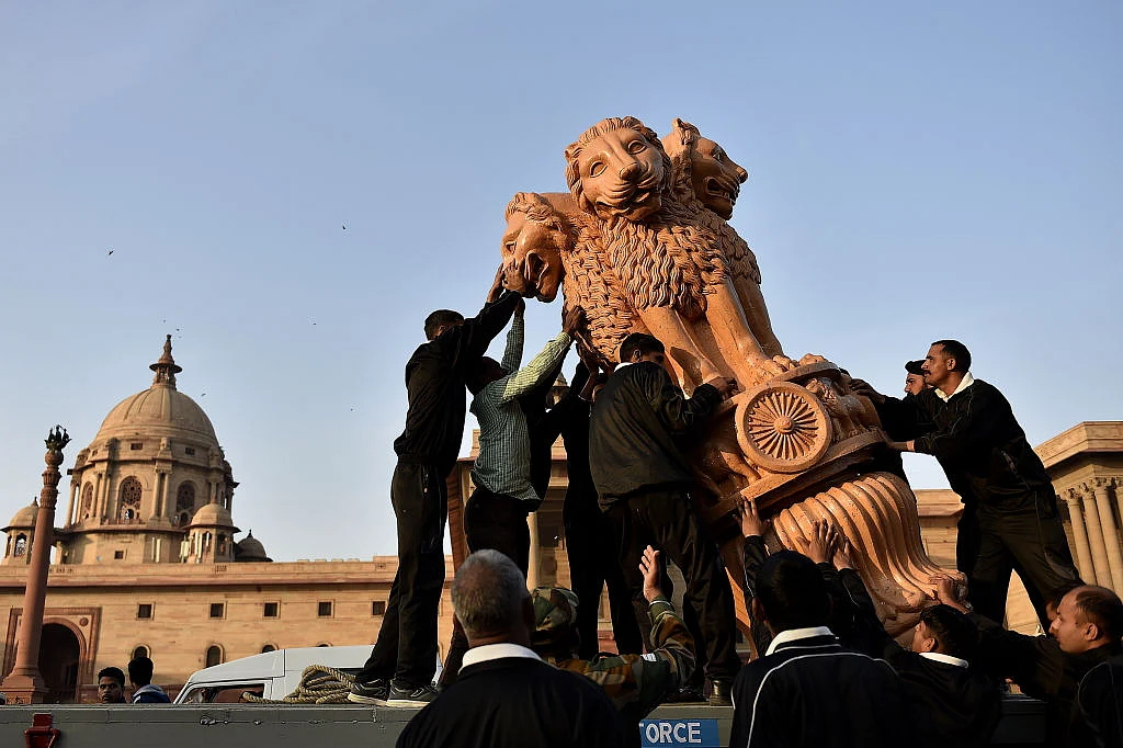 'एक्सटेंशन राज' के जरिए अपने चहेते और 'जी हुजूरी' करने वाले अफसरों को खुद से अलग नहीं  करना चाहती मोदी सरकार