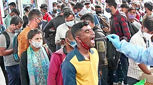 ओमिक्रॉन की तेज रफ्तार ने बढ़ाई टेंशन, नाइट कर्फ्यू से त्योहारों पर प्रतिबंध तक... केंद्र ने राज्यों को दिए 5 सुझाव