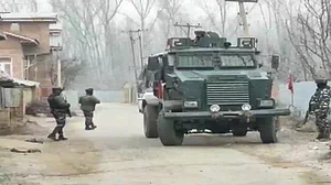 जम्मू कश्मीर: पुलवामा में सुरक्षा बलों और आतंकियों के बीच मुठभेड़, सेना ने एक आतंकी को किया ढेर