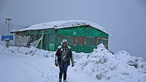 वीडियो: बर्फ की सफेद चादर से ढकी उत्तराखंड-हिमाचल की चोटियां, सीजन की पहली बर्फबारी से गदगद हुए पर्यटक