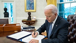 उइगर मुसलमानों के मानवाधिकार हनन पर घिरा चीन, बाइडेन ने दंडित करने के लिए बिल पर हस्ताक्षर किया