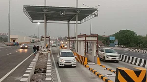 दिल्ली-मेरठ एक्सप्रेसवे पर फिलहाल नहीं देना होगा टोल, कुछ दिन और फ्री में चल सकेंगे वाहन, जानें क्यों?