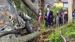 वायुसेना प्रमुख ने तमिलनाडु में हेलीकॉप्टर क्रैश स्थल का किया मुआयना, हादसे के 20 घंटे बाद भी नहीं मिला ब्लैक बॉक्स