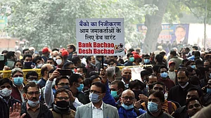 मोदी सरकार की नीतियों के खिलाफ सड़कों पर उतरे बैंक कर्मचारी, लागए नारे- राष्ट्रीय संपत्ति की बिक्री बंद करो