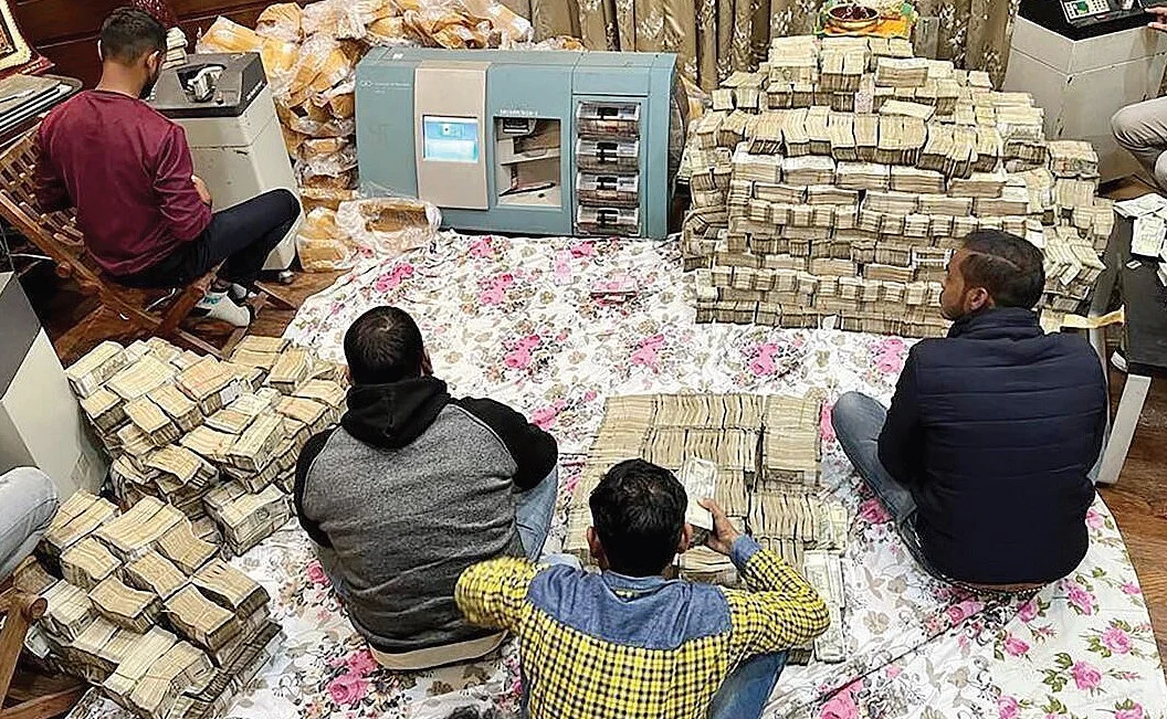 इत्र कारोबारी पर छापे में मिले सैकड़ों करोड़ आखिर किसके थे! क्या 'मिस्टर जे' किसी और के धोखे में फंस गए!