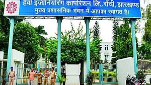 मोदी सरकार में एक और सफल कंपनी में संकट, हेवी इंजीनियरिंग कॉरपोरेशन में काम ठप, कई रक्षा ऑर्डर प्रभावित