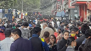 ओमिक्रॉन के खतरे के बीच दिल्ली के बाजारों में भीड़ का उमड़ना जारी, नियमों की धज्जियां उड़ाते लोग कर रहे खरीदारी