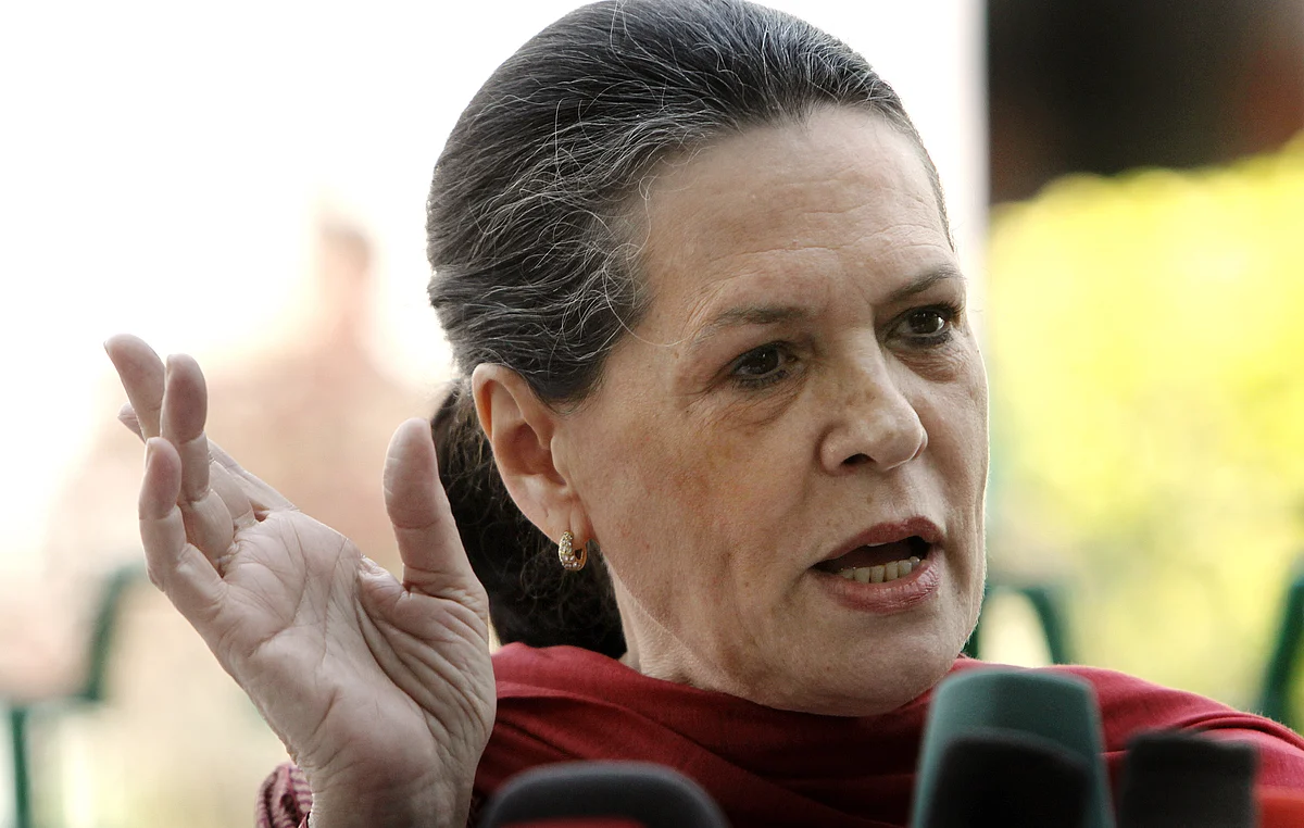 शशि थरूर का लेख: किसी परीकथा से भी आगे है सोनिया गांधी की जीवनकथा, जो गुजरी है बेहद दुरूह रास्तों से!