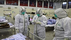 सावधान! कर्नाटक, महाराष्ट्र और गुजरात के बाद दिल्ली पर मंडराया ओमिक्रॉन का खतरा, LNJP में 15 संदिग्ध भर्ती