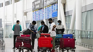 दुनिया की 5 बड़ी खबरें: ओमिक्रॉन के बढ़ रहे मामले, लोगों से यात्रा कैंसिल करने का आग्रह और अफगानिस्तान में शादी समारोह में धमाका