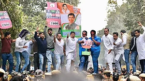 बढ़ती महंगाई के खिलाफ यूथ कांग्रेस का जोरदार प्रदर्शन, संसद घेराव का किया प्रयास, पुलिस ने मुश्किल से रोका