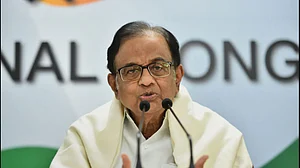 मोदी सरकार ने इलेक्टोरल बॉन्ड से रिश्वतखोरी को दिया कानूनी कवर, काले धन को सफेद में बदलने का खेल जारी: चिदंबरम