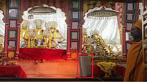 उत्तर प्रदेश: कड़ाके की सर्दी के बीच अयोध्या में भगवान सीताराम जानकी को पहनाए गए गर्म कपड़े, हीटर भी लगाया गया