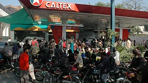 अर्थ जगत की 5 बड़ी खबरें: इमरान के कार्यकाल में 55.22 प्रतिशत बढ़े पेट्रोल के दाम और HCL टेक्नोलॉजी के शेयरों में गिरावट