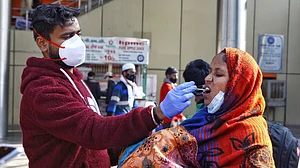 दिल्ली में कोरोना से राहत या जांच कम होने का असर! 24 घंटे में 12527 नए केस आए, संक्रमण दर भी घटकर 27.99 पहुंची