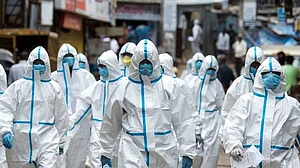 दिल्ली में कोरोना के बढ़ते मामलों ने बढ़ाई चिंता! अस्पतालों में बड़ी संख्या में स्वास्थ्य कर्मी और अन्य स्टाफ संक्रमित