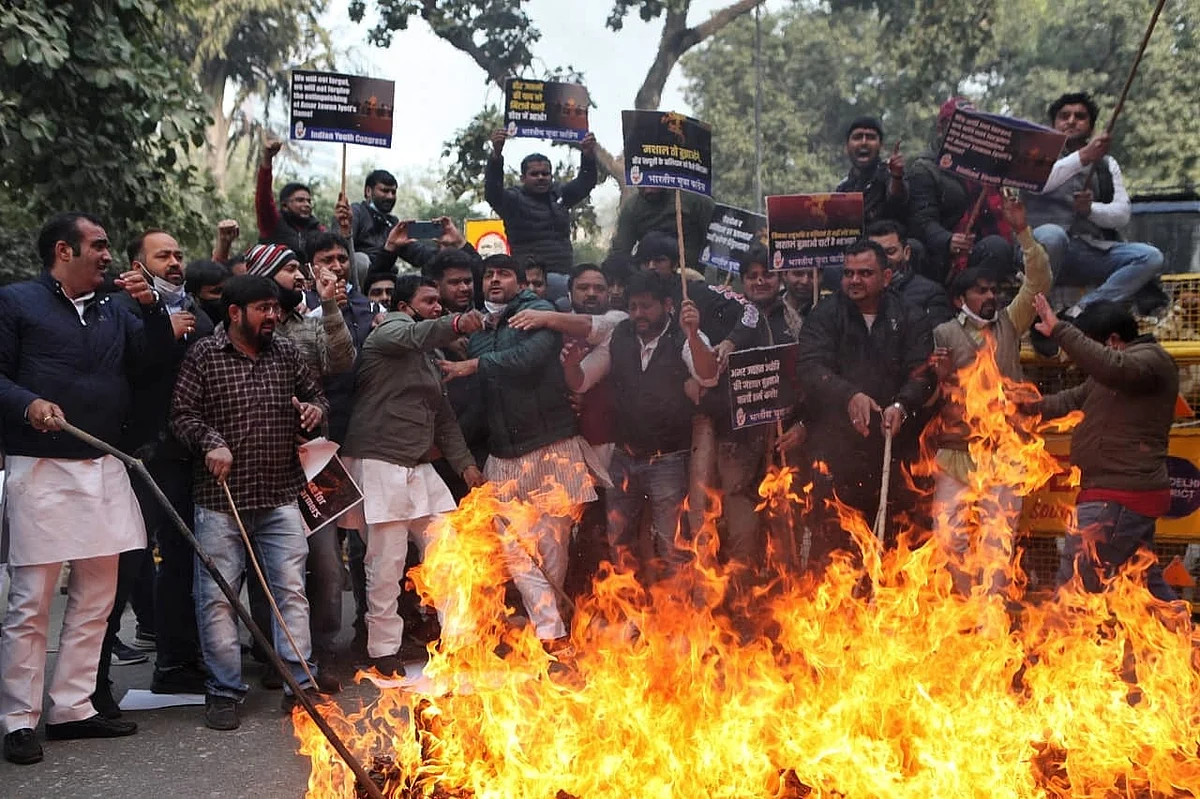 अमर जवान ज्योति हटाने के खिलाफ यूथ कांग्रेस का प्रदर्शन, फूंका सरकार का पुतला, BJP पर शहीदों के अपमान का लगाया आरोप
