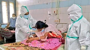 कोरोना के कहर के बीच सरकार ने मरीजों के डिस्चार्ज नीति में किया बदलाव, जानें अस्पताल से किसे मिलेगी जल्दी छुट्टी
