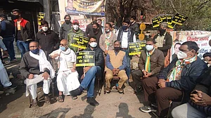 दिल्ली में कदम-कदम पर शराब दुकान खोलने के खिलाफ सड़क पर उतरी कांग्रेस, केजरीवाल सरकार को दी नीति बदलने की चेतावनी