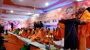 विष्णु नागर का व्यंग्यः बेचारे भगवाधारी हिंदू राष्ट्र के लिए धर्म संसद में फंसे और आका असली संसद के मजे ले रहे!