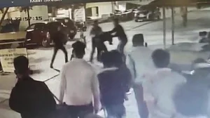 मध्य प्रदेश: गोलियों की तड़तड़ाहट से गूंजा इंदौर, एमवाय अस्पताल में बदमाशों का तांडव देखिए!