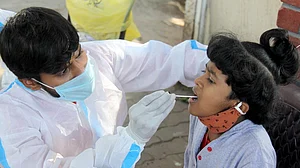 दिल्ली में भयावह हुआ कोरोना का ग्राफ, फिर बड़े पैमाने पर संक्रमण का शिकार होने लगे स्वास्थ्यकर्मी