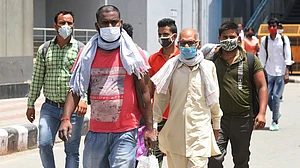 दिल्ली में लॉकडाउन की आशंका, पिछली बार दिक्कतों का सामना कर चुके प्रवासी मजदूर फिर लौट रहे अपने घर