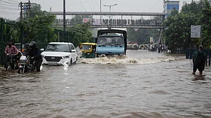 दिल्ली-NCR में सर्द मौसम के बीच हो रही बारिश से जनजीवन प्रभावित, कई इलाकों में जलभराव