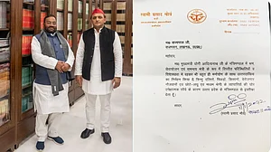 UP चुनाव से ठीक पहले BJP को तगड़ा झटका, योगी के मंत्री स्वामी प्रसाद मौर्य का इस्तीफा, सपा में शामिल