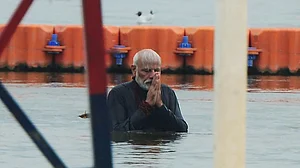 कैमरे के सामने डुबकी लगाने वालों को गंगा की फिक्र नहीं, साफ करने के बजाय जनता को गुमराह करने में मस्त