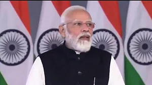 विष्णु नागर का व्यंग्यः भक्तों ने टेलीप्रॉम्पटर बाबा को ब्रह्मा, विष्णु, महेश से बढ़कर माना, पर बदले में क्या मिला!