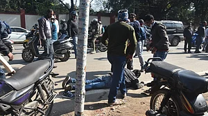 रांची में हाई सिक्योरिटी वाले इलाके में शिबू सोरेन के आवास के सामने अंधाधुंध फायरिंग, एक की मौत, दो जख्मी