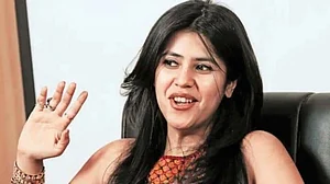 सिनेजीवन: RRR को लगा तगड़ा झटका, हुआ करोड़ों का नुकसान! और कोरोना की चपेट में आईं टीवी क्वीन एकता कपूर