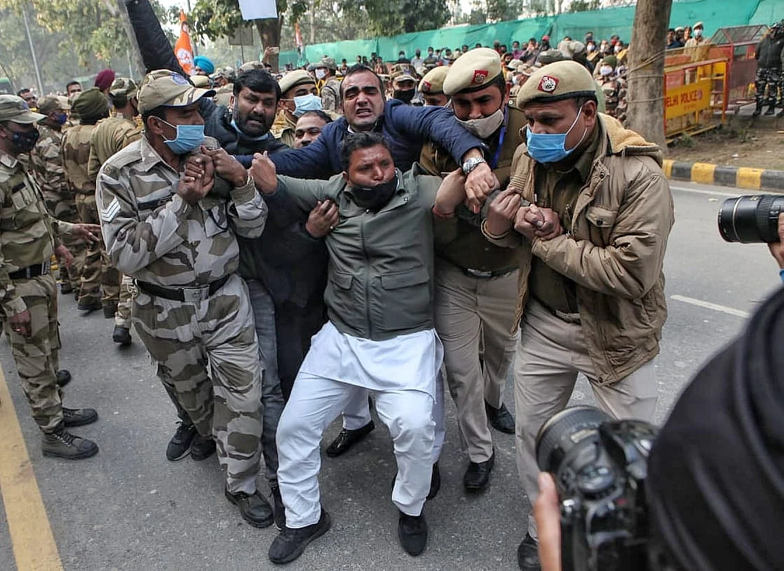 अमर जवान ज्योति हटाने के खिलाफ यूथ कांग्रेस का प्रदर्शन, फूंका सरकार का पुतला, BJP पर शहीदों के अपमान का लगाया आरोप