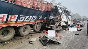 झारखंड के पाकुड़ में भीषण सड़क हादसा, बस-ट्रक के बीच टक्कर में 8 लोगों की दर्दनाक मौत, 25 घायल