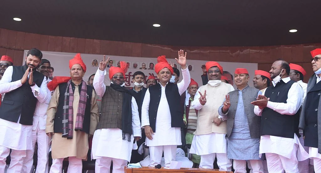 मोदी-योगी के विकास के 'हिंदू मॉडल' को विपक्ष के 'सामाजिक न्याय' मॉडल से बेहतर साबित करने में छूट रहे पसीने