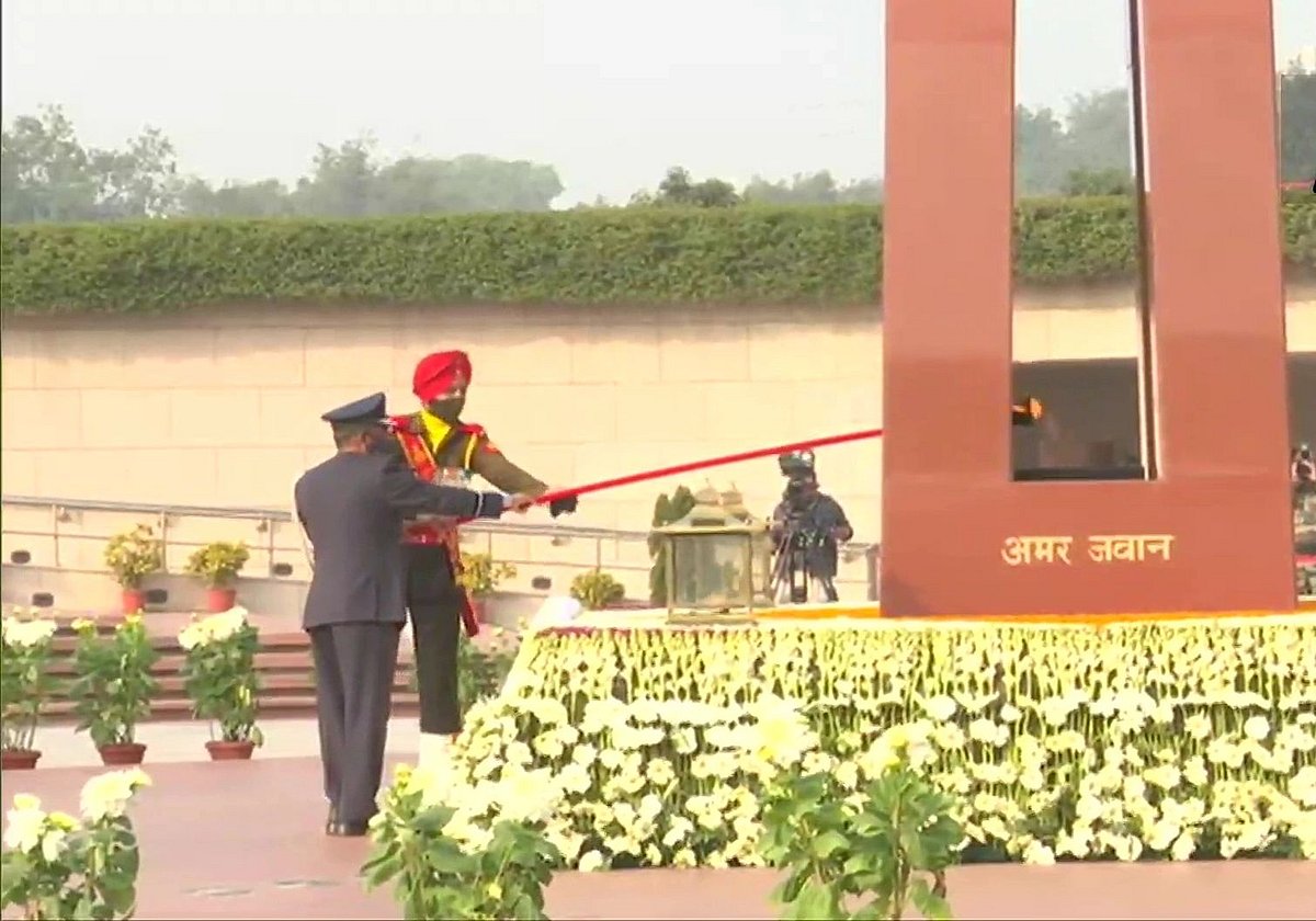 'अमर जवान ज्योति' का नेशनल वॉर मेमोरियल के साथ विलय, राष्ट्रीय युद्ध स्मारक ले जाई गई ज्योति