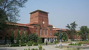 DU में स्थायी के बजाए गेस्ट टीचर्स रखने के आदेश पर भड़के शिक्षक, विश्वविद्यालय को डिसमेंटल करने का प्रयास बताया