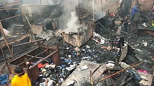 लाल किले के सामने मार्किट में लगी भीषण आग, कई दुकानें जलकर खाक, कोई हताहत नहीं
