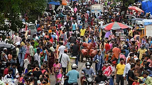 कोरोना ग्राफ ने बढ़ा दी भारतीयों की टेंशन! हफ्ते भर में 6 गुना तक बढ़े केस, मौत के आंकड़ों में भी इजाफा