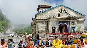 उत्तराखंड BJP की राह में एक और 'कांटा', पुरोहित बोले- BJP ने 2 सीटें लड़ने के लिए नहीं दी तो भुगतने होंगे अंजाम