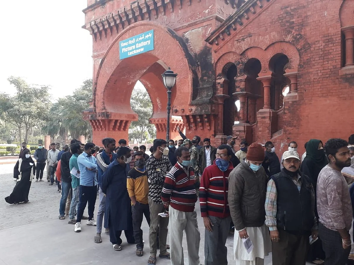 लखनऊ : वोटरों के उत्साह से गुलजार रहे पार्टियों के चुनावी बस्ते, ज्यादातर सीटों पर सीधी टक्कर में फंसी दिखी बीजेपी