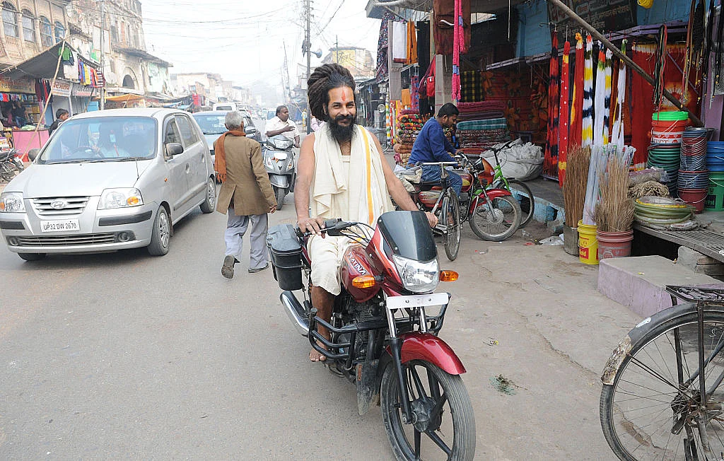 अयोध्या ग्राउंड रिपोर्ट: रामनगरी में आमजन की चिंताएं पेश कर रहीं अलग तस्वीर, साधु-संतों ने बढ़ाया लोगों से संवाद