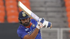 IND vs WI : दूसरे वनडे में वेस्टइंडीज ने टॉस जीतकर भारत को दिया बल्लेबाजी का न्योता, टीम इंडिया में एक बदलाव