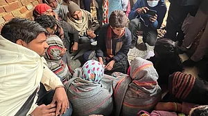 प्रियंका गांधी ने बुलंदशहर रेप पीड़िता के परिवार से की मुलाकात, प्रशासन पर जबरन रातोंरात शव जलवाने का लगाया आरोप