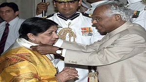 लता मंगेशकर को जब देश के सर्वोच्च नागरिक सम्मान भारत रत्न से नवाजा गया, सामने आया वीडियो, देखें