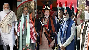 विष्णु नागर का व्यंग्यः मोदी-योगी को जिताएं, ईनाम में झूठ का पिटारा, उच्चस्तरीय मूर्खता का नगाड़ा मुफ्त पाएं!