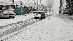 बर्फ की सफेद चादर ने कश्मीर की वादियों को अपनी आगोश में लिया, गुलमर्ग में 15 इंच तक बिछी बर्फ की चादर