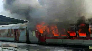 बिहार के मधुबनी रेलवे स्टेशन पर खाली ट्रेन में लगी भीषण आग, मची अफरा-तफरी
